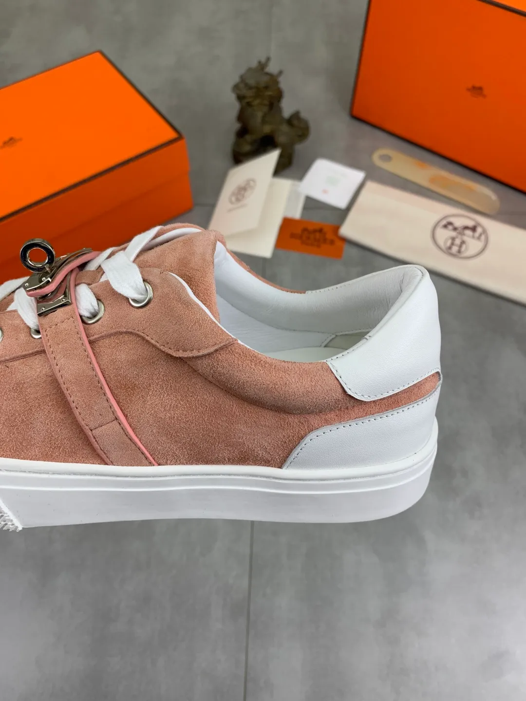 Men's men's shoes 💰P640 New Hermes top version Hermès classic couple style #𝐊𝐞𝐥𝐥𝐲 buckle casual white shoes skateboard shoes that will not conflict with shoes at all. Full of unknowns, Hermès rarely produces flat casual shoes and they are paired with classic palladium-plated Kelly shoe buckles! You'll fall in love with it at first sight. It's super versatile and can be worn with any skirt or pants. 🉑️Close your eyes and wear it. It's super noble. Fabric: Specific cowhide/canvas material. Lining: Sheepskin lining. Outsole: Original molded TPU outsole. Size: 35-45.